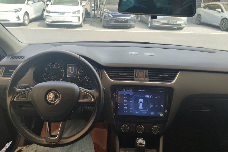 Used Skoda Octavia 2016 TSI280 DSG Smart Drive Edition Center Console