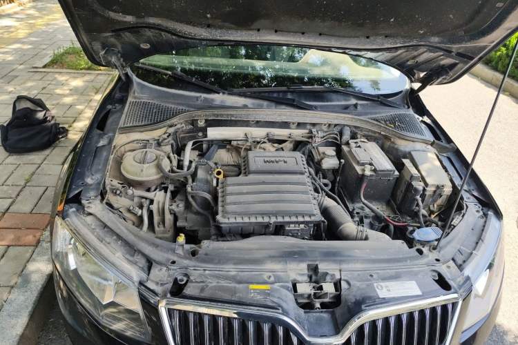 Used Skoda Octavia 2016 1.6L Automatic Chuanxing Edition Engine Bay Right