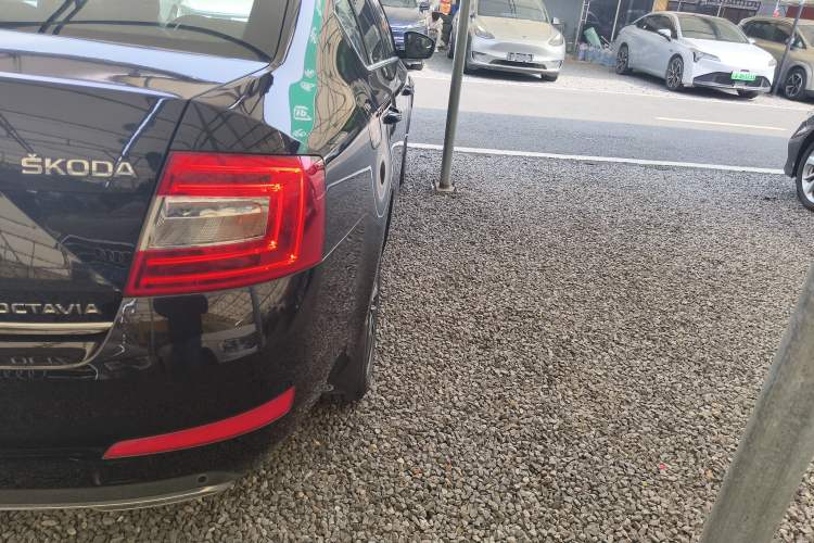 Used Skoda Octavia 2016 TSI280 DSG Smart Drive Edition Exterior 3