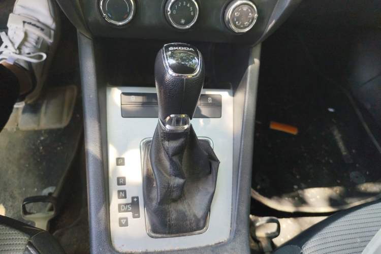 Used Skoda Octavia 2016 1.6L Automatic Chuanxing Edition Gear Lever