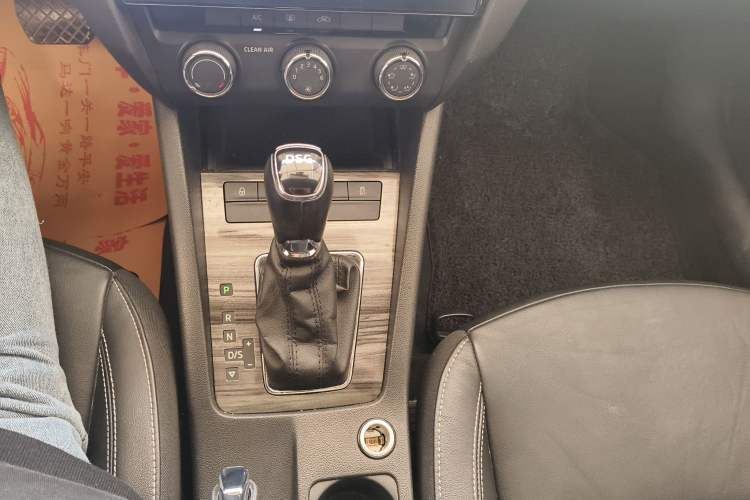 Used Skoda Octavia 2016 TSI280 DSG Smart Drive Edition Gear Lever