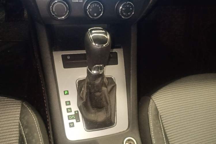 Used Skoda Octavia 2016 1.6L Automatic Chuanxing Edition Gear Lever