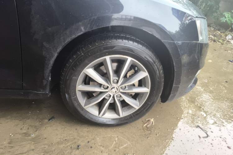 Used Skoda Octavia 2016 1.6L Manual Trend Edition Right Front Wheel Hub