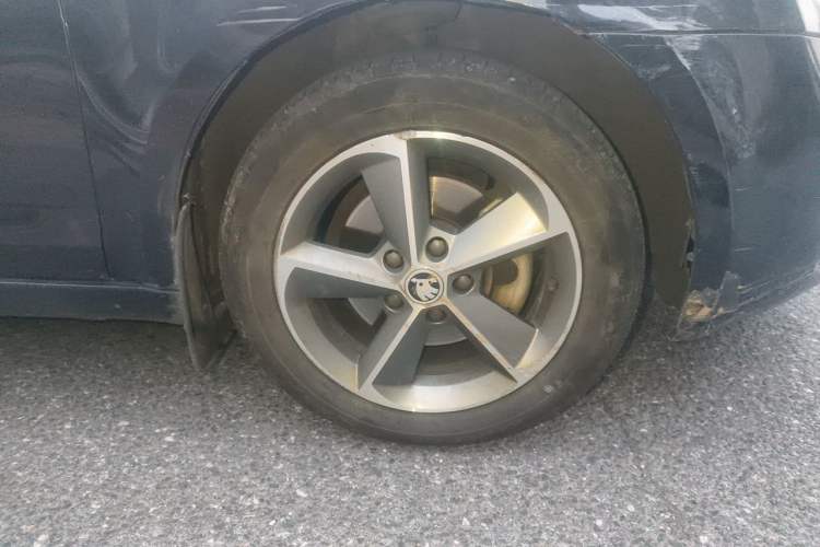 Used Skoda Octavia 2016 1.6L Automatic Smart Drive Edition Right Front Wheel Hub