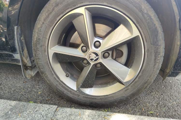 Used Skoda Octavia 2016 1.6L Automatic Chuanxing Edition Right Front Wheel Hub