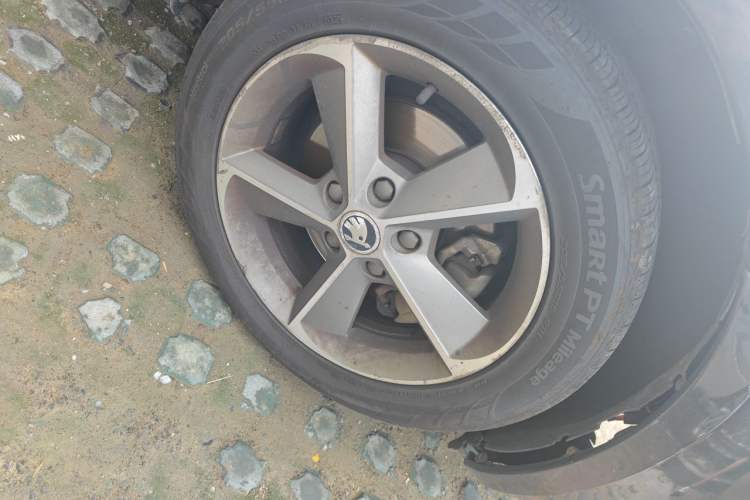 Used Skoda Octavia 2016 1.6L Manual Trend Edition Right Front Wheel Hub