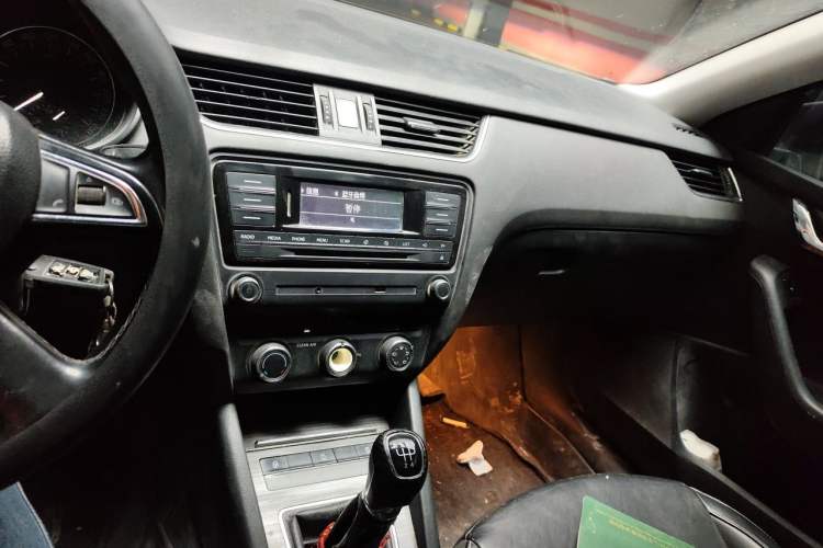 Used Skoda Octavia 2016 1.6L Manual Smart Drive Version Audio And AC Panel
