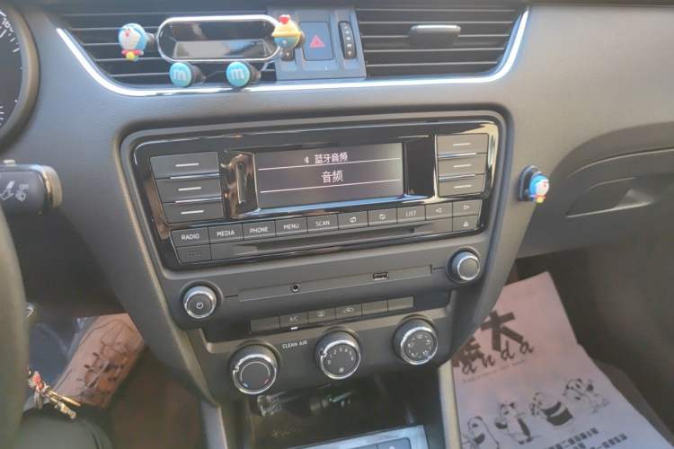 Used Skoda Octavia 2016 1.6L Manual Smart Drive Version Audio And AC Panel