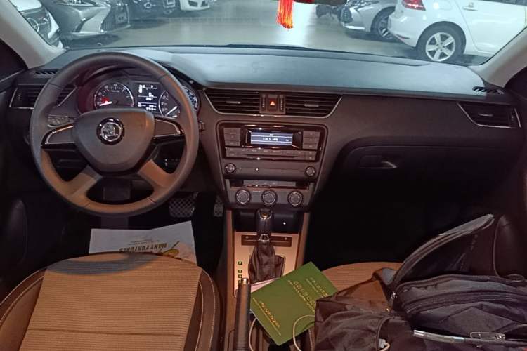 Used Skoda Octavia 2016 1.6L Automatic Chuanxing Edition Center Console