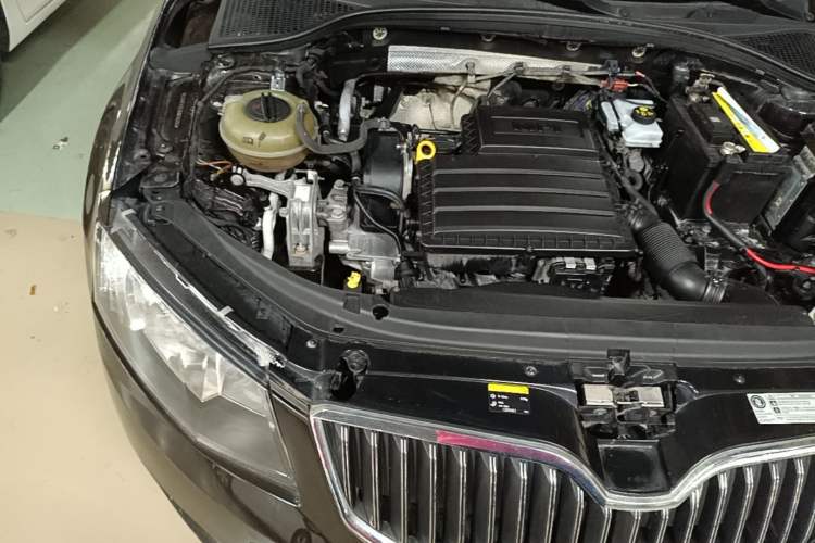 Used Skoda Octavia 2016 1.6L Automatic Chuanxing Edition Engine Bay Right
