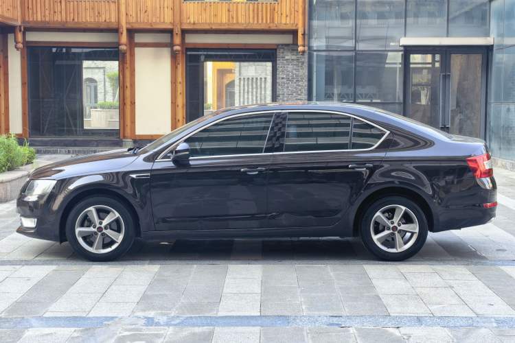 Used Skoda Octavia 2016 1.6L Manual Smart Drive Version Exterior 3