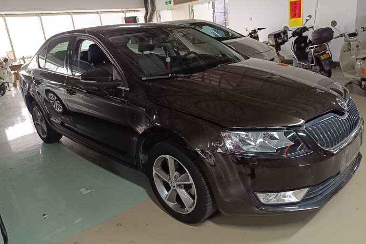 Used Skoda Octavia 2016 1.6L Automatic Chuanxing Edition Front Right 45 Deg