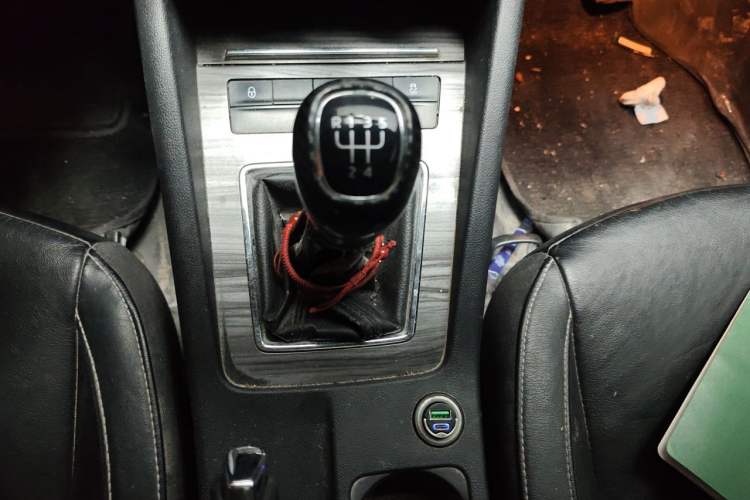 Used Skoda Octavia 2016 1.6L Manual Smart Drive Version Gear Lever