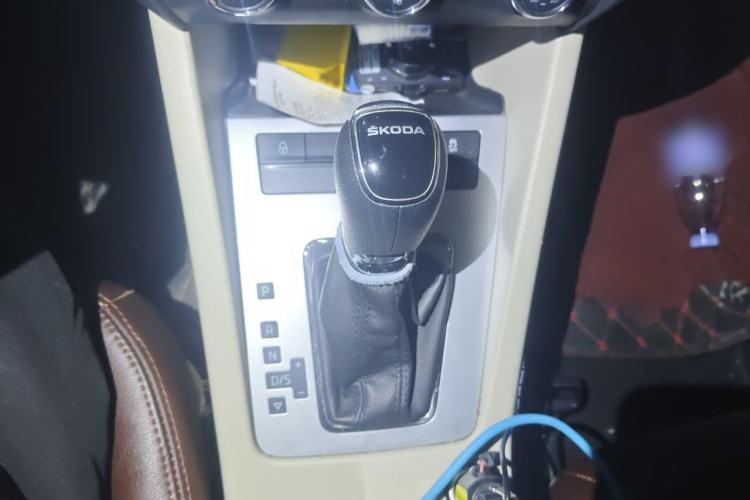 Used Skoda Octavia 2016 1.6L Automatic Chuanxing Edition Gear Lever
