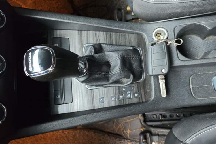 Used Skoda Octavia 2016 1.6L Automatic Smart Drive Edition Gear Lever