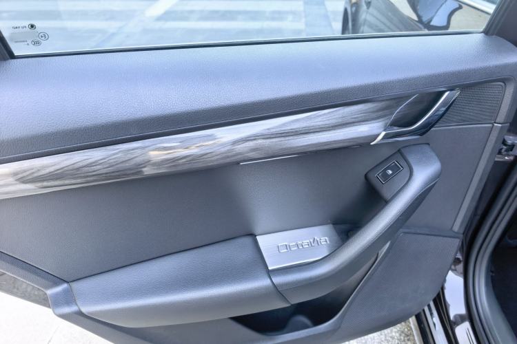 Used Skoda Octavia 2016 1.6L Manual Smart Drive Version Interior 3