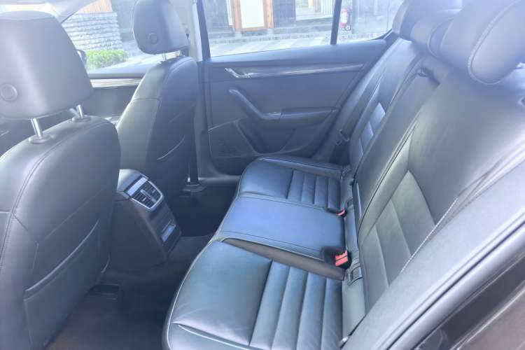 Used Skoda Octavia 2016 1.6L Manual Smart Drive Version Interior 4