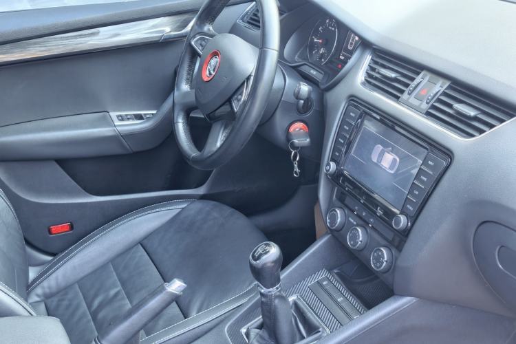 Used Skoda Octavia 2016 1.6L Manual Smart Drive Version Interior 8