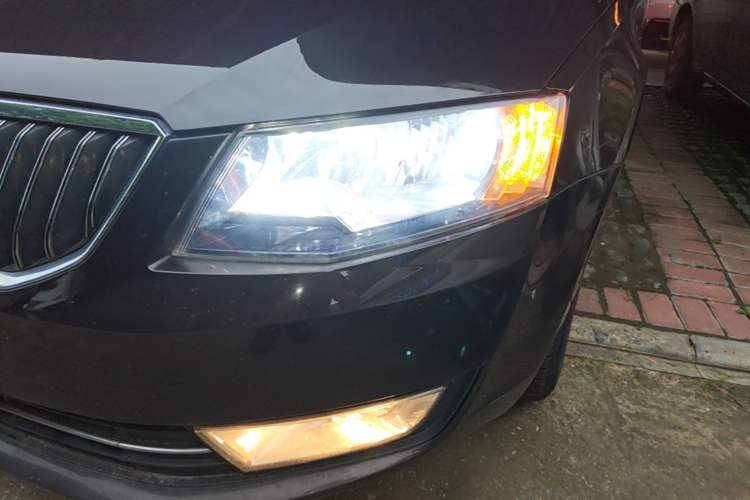 Used Skoda Octavia 2016 1.6L Automatic Smart Drive Edition Left Front Headlight