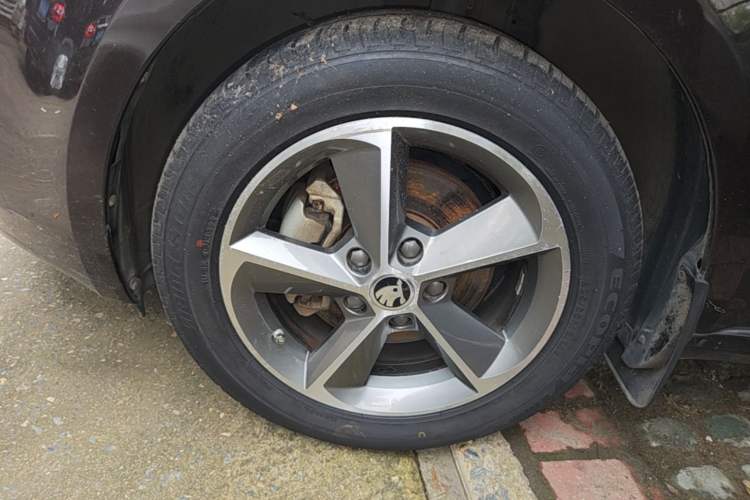 Used Skoda Octavia 2016 1.6L Automatic Smart Drive Edition Left Front Wheel Hub