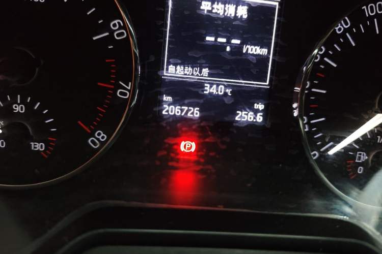 Used Skoda Octavia 2016 1.6L Manual Smart Drive Version Odometer Close Up