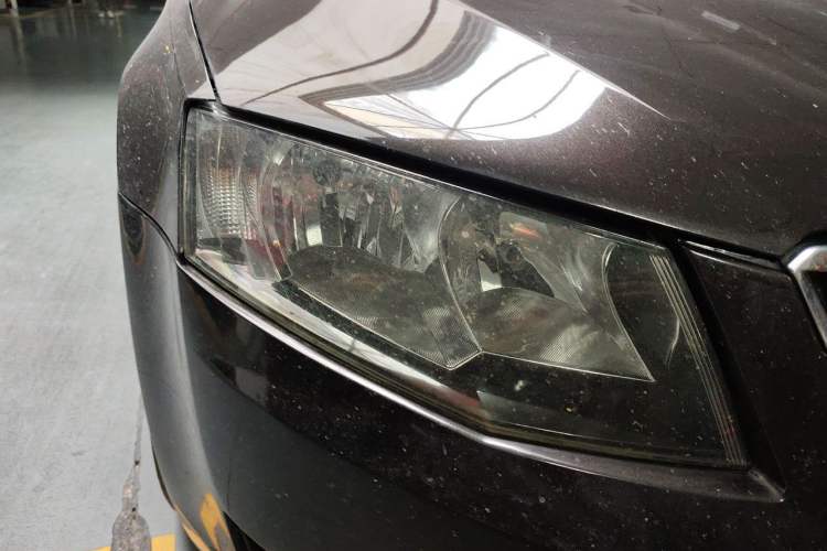 Used Skoda Octavia 2016 1.6L Manual Smart Drive Version Right Front Headlight
