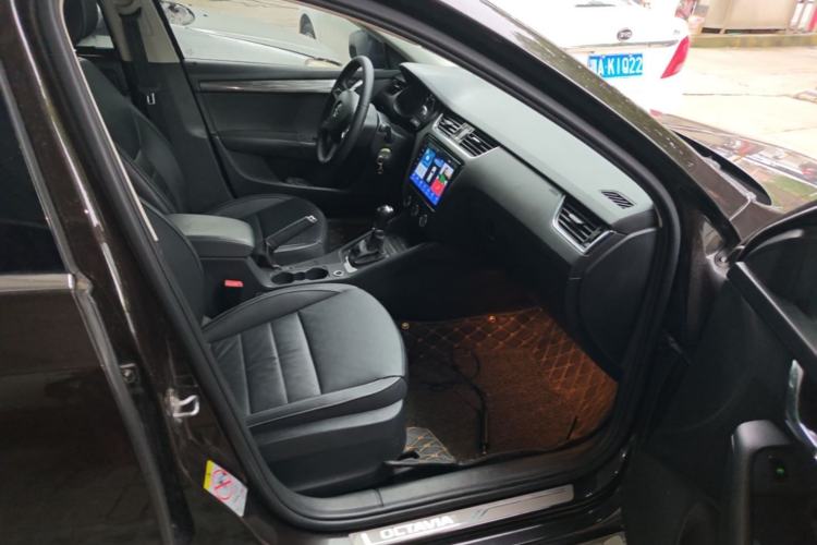Used Skoda Octavia 2016 1.6L Automatic Smart Drive Edition Right Front Seat