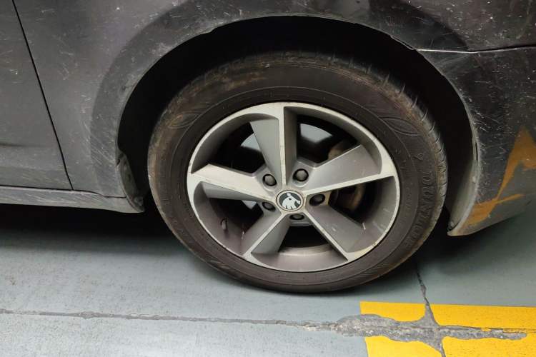 Used Skoda Octavia 2016 1.6L Manual Smart Drive Version Right Front Wheel Hub