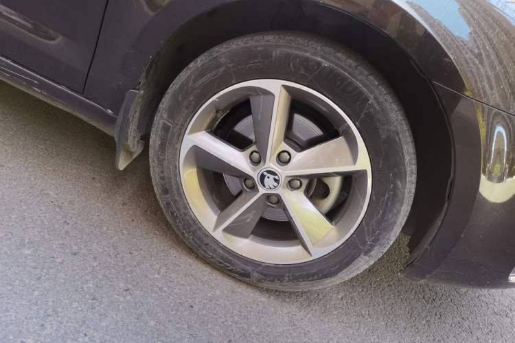 Used Skoda Octavia 2016 1.6L Manual Trend Edition Right Front Wheel Hub