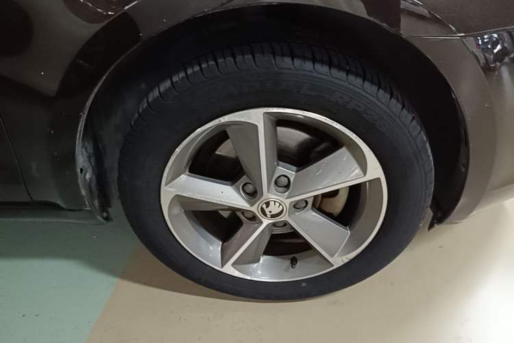 Used Skoda Octavia 2016 1.6L Automatic Chuanxing Edition Right Front Wheel Hub