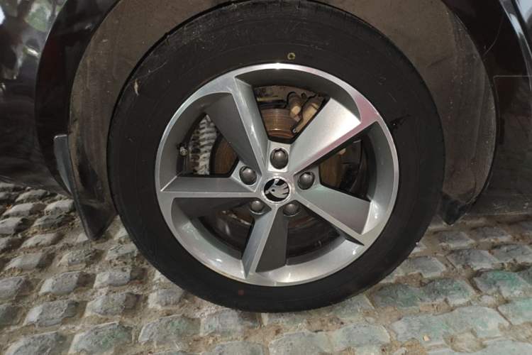 Used Skoda Octavia 2016 1.6L Automatic Smart Drive Edition Right Rear Wheel Hub