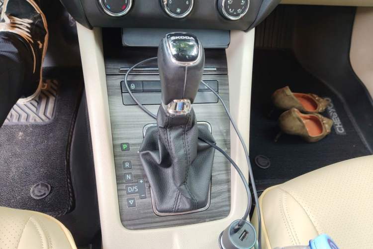 Used Skoda Octavia 2016 1.6L Automatic Smart Drive Edition Gear Lever