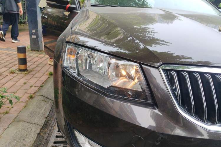 Used Skoda Octavia 2016 1.6L Automatic Smart Drive Edition Right Front Headlight