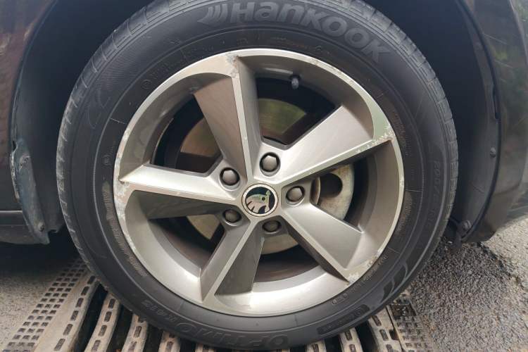 Used Skoda Octavia 2016 1.6L Automatic Smart Drive Edition Right Front Wheel Hub