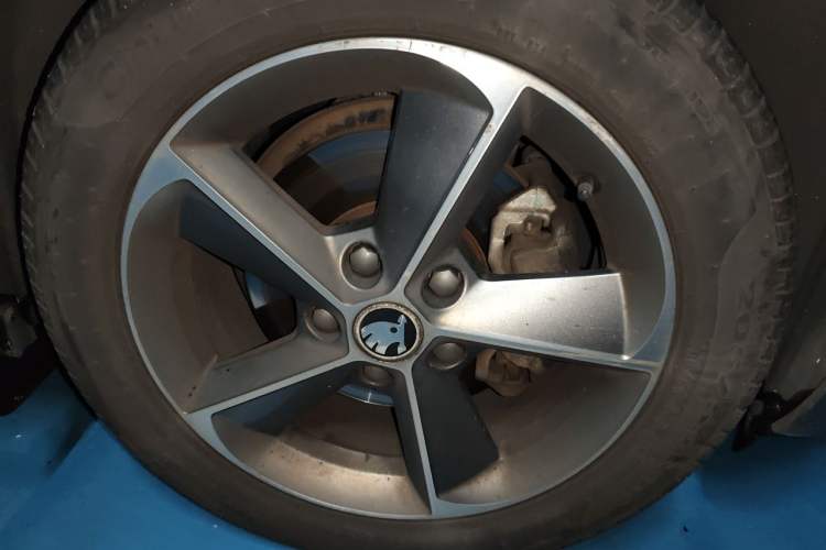 Used Skoda Octavia 2016 1.6L Automatic Chuanxing Edition Right Front Wheel Hub