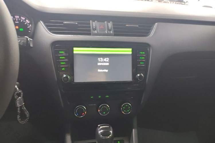 Used Skoda Octavia 2016 1.6L Automatic Chuanxing Edition Audio And AC Panel