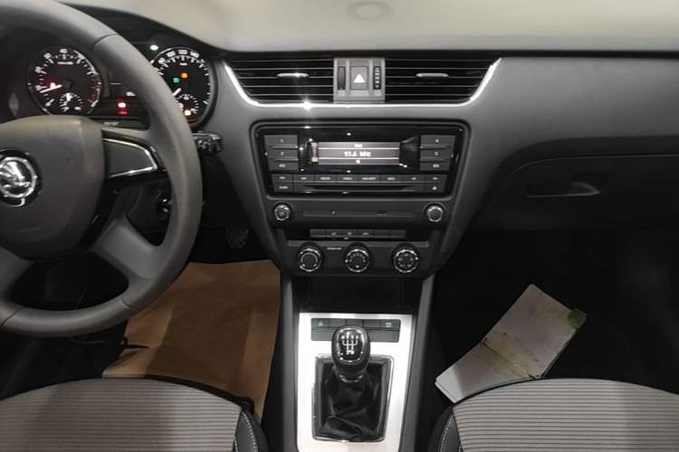 Used Skoda Octavia 2016 1.6L Manual Trend Edition Audio And AC Panel