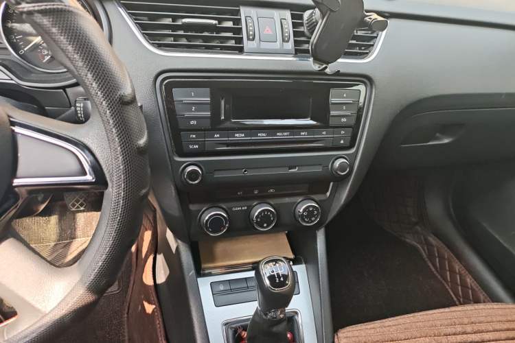 Used Skoda Octavia 2016 1.6L Manual Trend Edition Audio And AC Panel