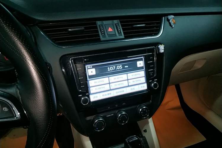 Used Skoda Octavia 2016 1.6L Automatic Smart Drive Edition Audio And AC Panel