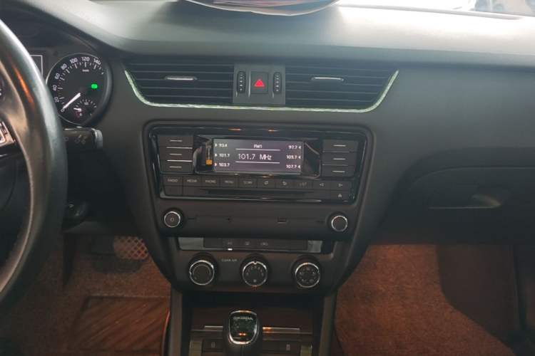 Used Skoda Octavia 2016 1.6L Automatic Smart Drive Edition Audio And AC Panel