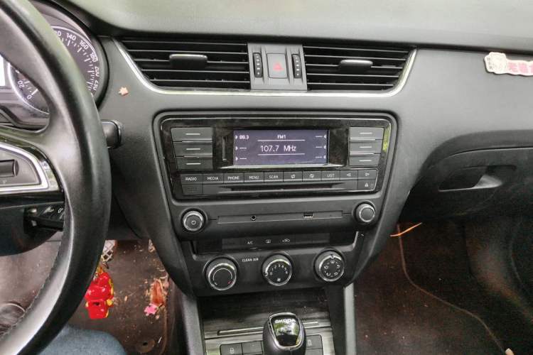 Used Skoda Octavia 2016 1.6L Automatic Smart Drive Edition Audio And AC Panel