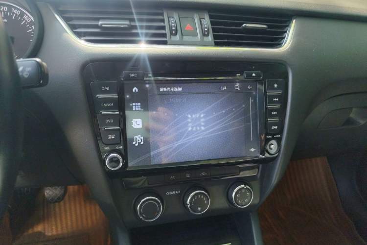 Used Skoda Octavia 2016 1.6L Manual Smart Drive Version Audio And AC Panel