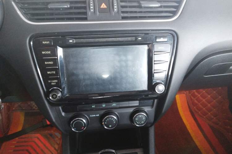 Used Skoda Octavia 2016 1.6L Automatic Smart Drive Edition Audio And AC Panel
