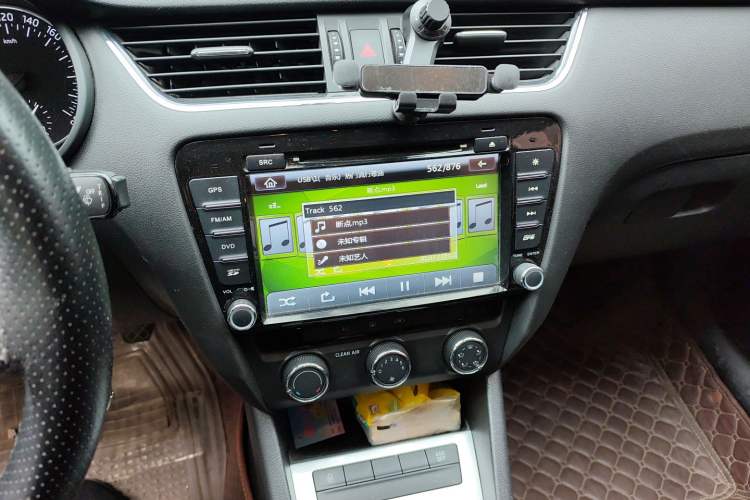Used Skoda Octavia 2016 1.6L Manual Trend Edition Audio And AC Panel