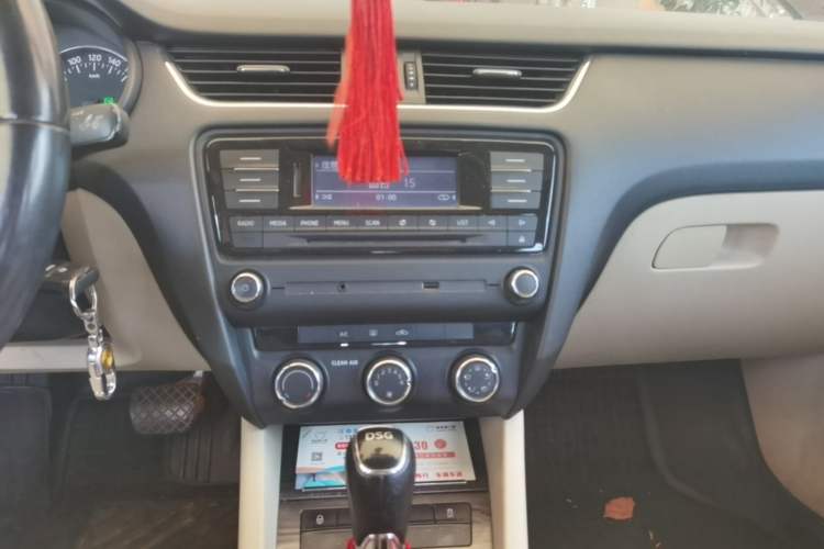 Used Skoda Octavia 2016 TSI280 DSG Smart Drive Edition Audio And AC Panel
