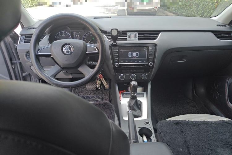 Used Skoda Octavia 2016 1.6L Automatic Chuanxing Edition Center Console