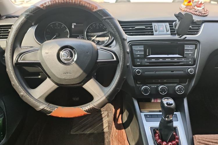 Used Skoda Octavia 2016 1.6L Manual Trend Edition Center Console