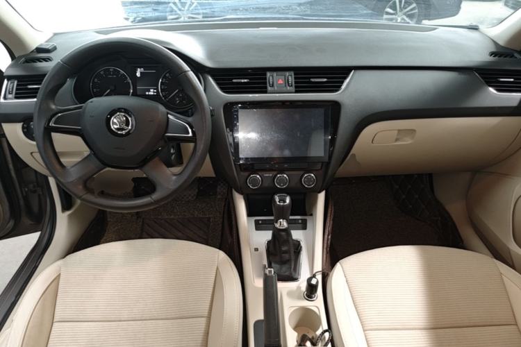 Used Skoda Octavia 2016 1.6L Automatic Chuanxing Edition Center Console