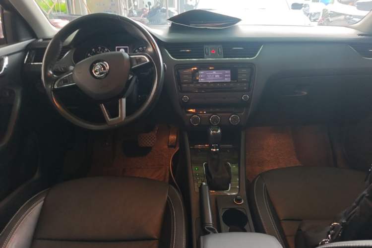 Used Skoda Octavia 2016 1.6L Automatic Smart Drive Edition Center Console
