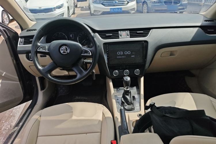 Used Skoda Octavia 2016 1.6L Automatic Smart Drive Edition Center Console